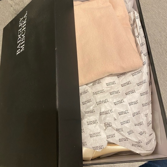 BNIB  Badgley Mischka Lesley Open Toe Bridal Strappy Pump Ivory Lace Size 8 1/2 - Picture 2 of 10